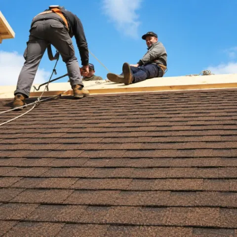 Artisan couvreur Bégadan réalisant la pose d'une toiture en tuiles