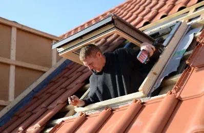Pose de fenêtre de toit et velux par un couvreur à Bégadan
